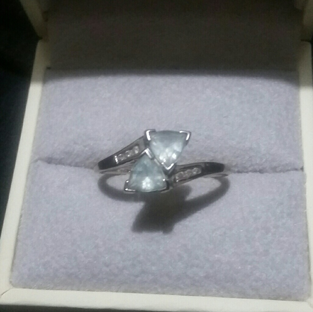 Sz 8 ~ Kay's 10k aquamarine ring w diamond accents
